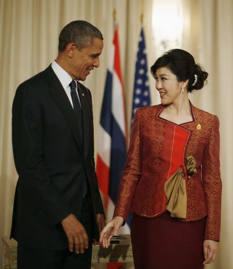 18日，泰国总理英拉（右）在位于曼谷的总理府会见了到访的美国总统奥巴马。
